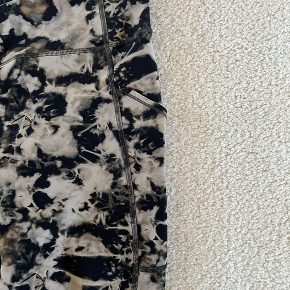 LULULEMON GENTLY WORN, TOO BIG - Picture 2 of 3